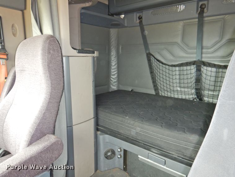 image for item DI0169 2012 Freightliner Cascadia  semi truck