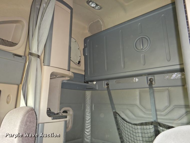 image for item DI0169 2012 Freightliner Cascadia  semi truck