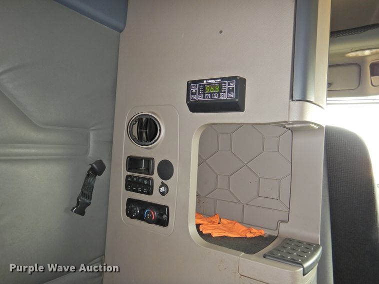 image for item DI0169 2012 Freightliner Cascadia  semi truck