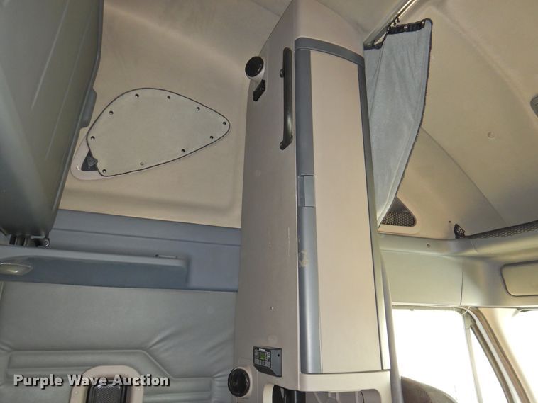 image for item DI0169 2012 Freightliner Cascadia  semi truck