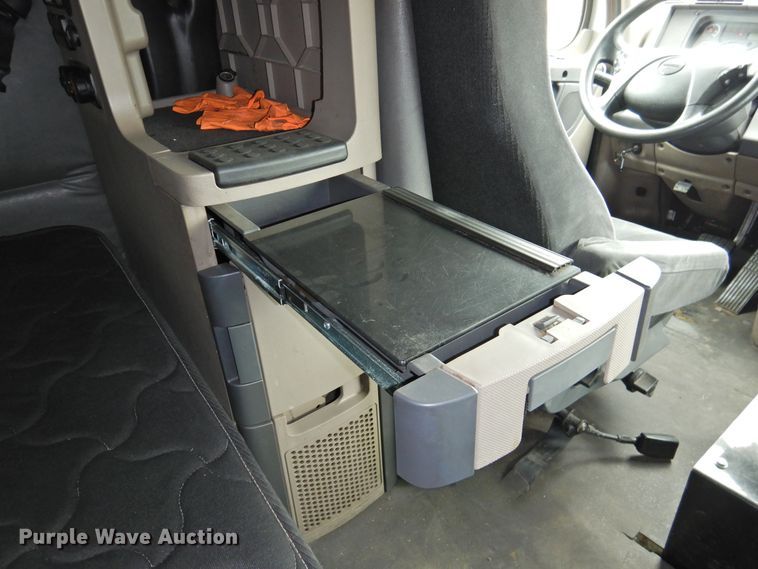 image for item DI0169 2012 Freightliner Cascadia  semi truck