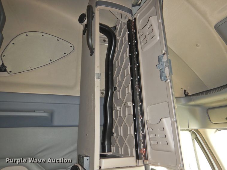 image for item DI0169 2012 Freightliner Cascadia  semi truck