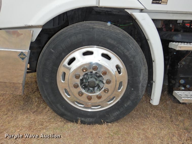 image for item DI0169 2012 Freightliner Cascadia  semi truck