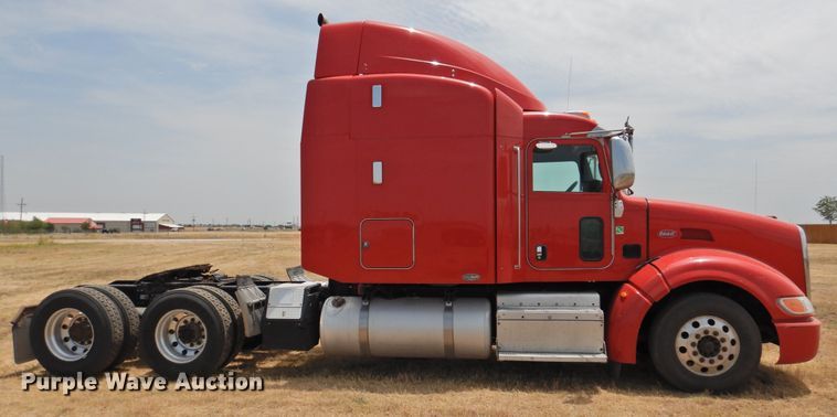 image for item DI0170 2011 Peterbilt 386  semi truck