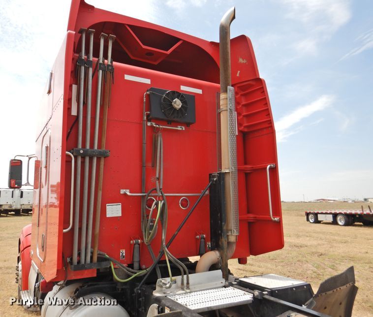 image for item DI0170 2011 Peterbilt 386  semi truck