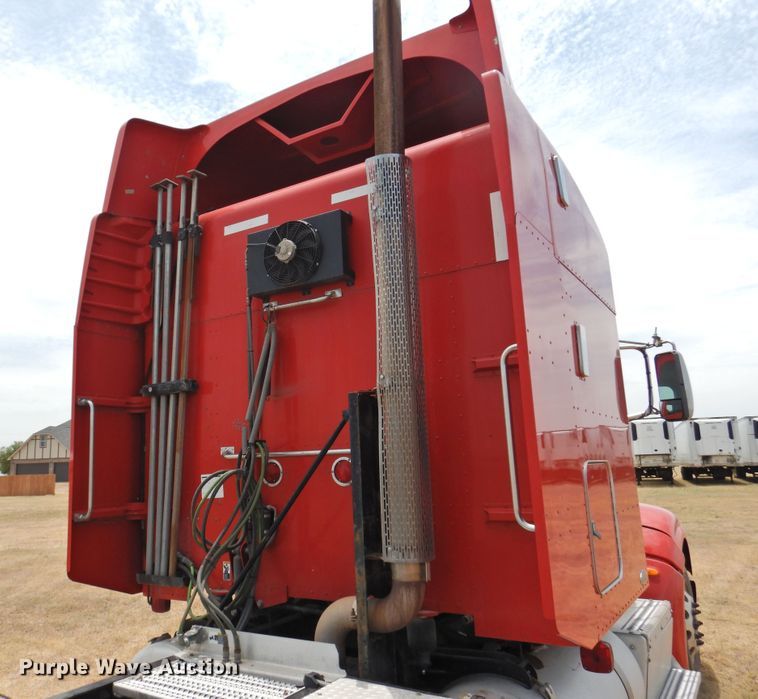 image for item DI0170 2011 Peterbilt 386  semi truck