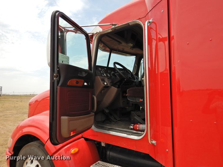 image for item DI0170 2011 Peterbilt 386  semi truck