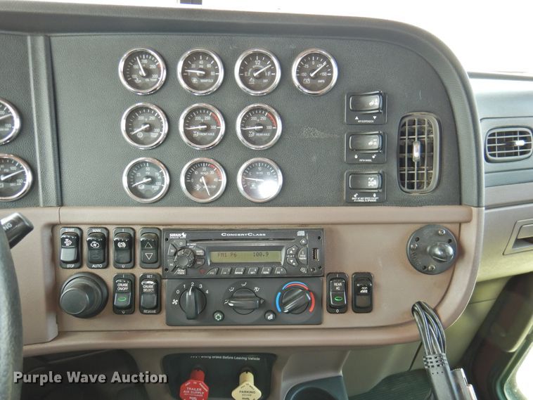 image for item DI0170 2011 Peterbilt 386  semi truck