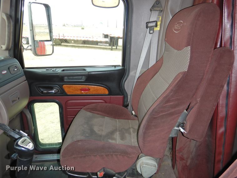 image for item DI0170 2011 Peterbilt 386  semi truck