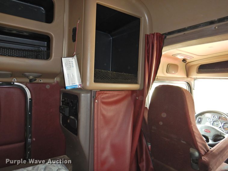 image for item DI0170 2011 Peterbilt 386  semi truck