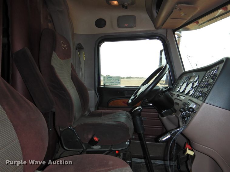 image for item DI0170 2011 Peterbilt 386  semi truck