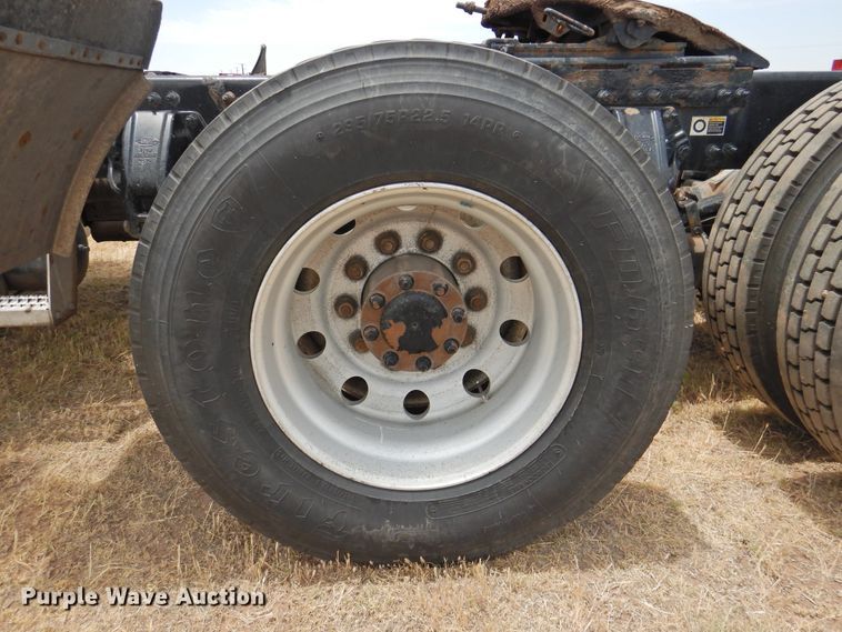 image for item DI0170 2011 Peterbilt 386  semi truck