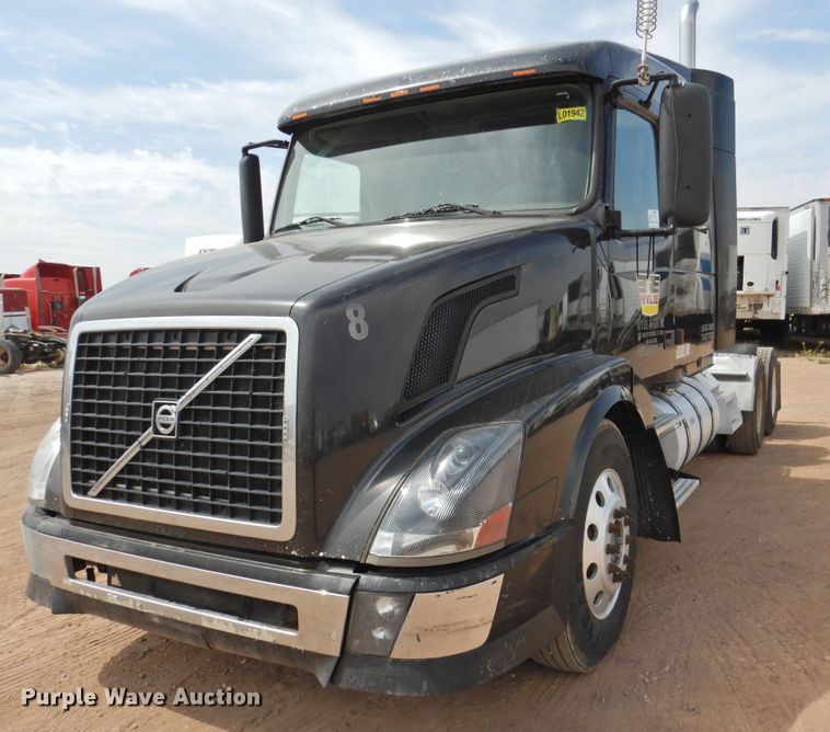 image for item DI0171 2005 Volvo VN  semi truck