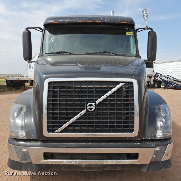 image for item DI0171 2005 Volvo VN  semi truck