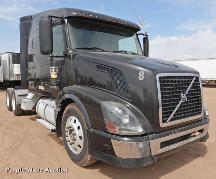 image for item DI0171 2005 Volvo VN  semi truck