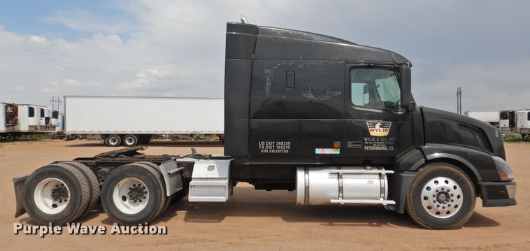 image for item DI0171 2005 Volvo VN  semi truck