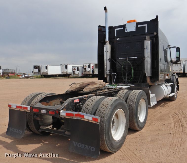 image for item DI0171 2005 Volvo VN  semi truck