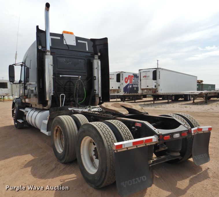 image for item DI0171 2005 Volvo VN  semi truck