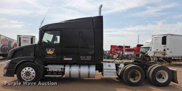 image for item DI0171 2005 Volvo VN  semi truck