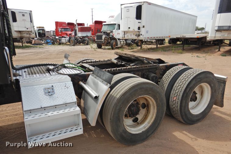 image for item DI0171 2005 Volvo VN  semi truck