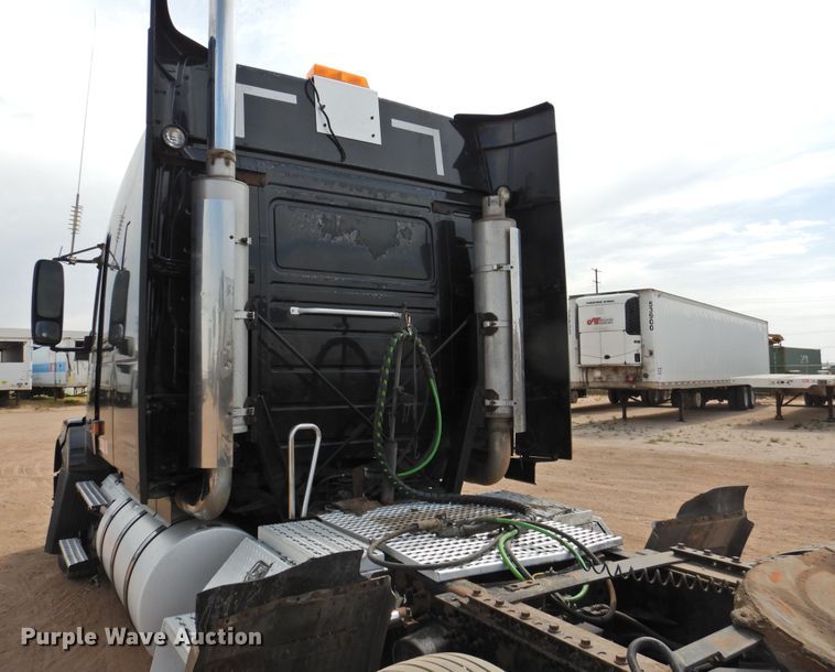 image for item DI0171 2005 Volvo VN  semi truck