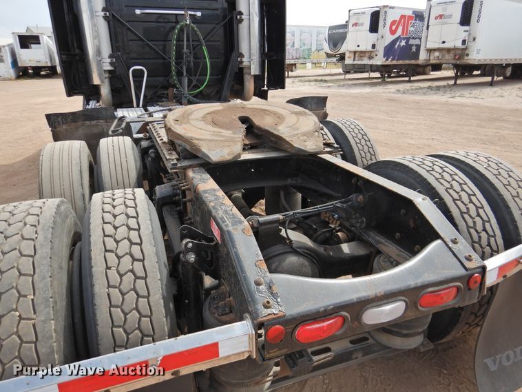 image for item DI0171 2005 Volvo VN  semi truck