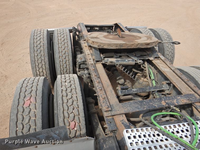 image for item DI0171 2005 Volvo VN  semi truck