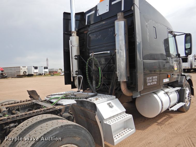 image for item DI0171 2005 Volvo VN  semi truck