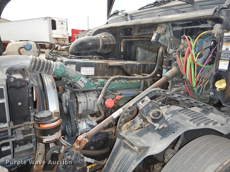 image for item DI0171 2005 Volvo VN  semi truck