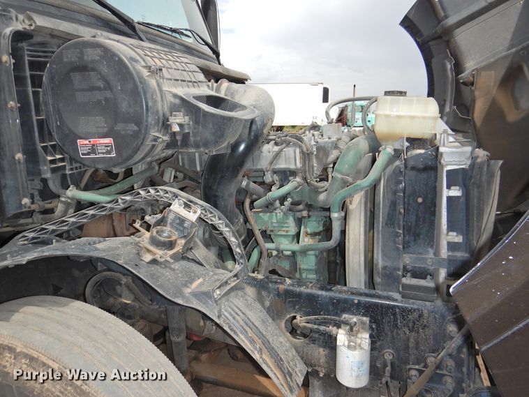 image for item DI0171 2005 Volvo VN  semi truck