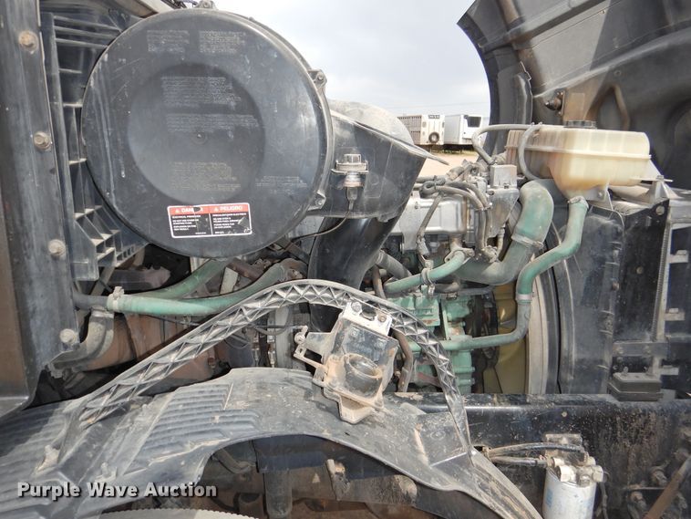 image for item DI0171 2005 Volvo VN  semi truck