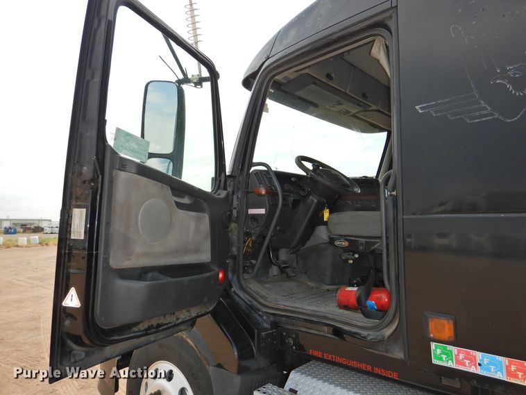 image for item DI0171 2005 Volvo VN  semi truck