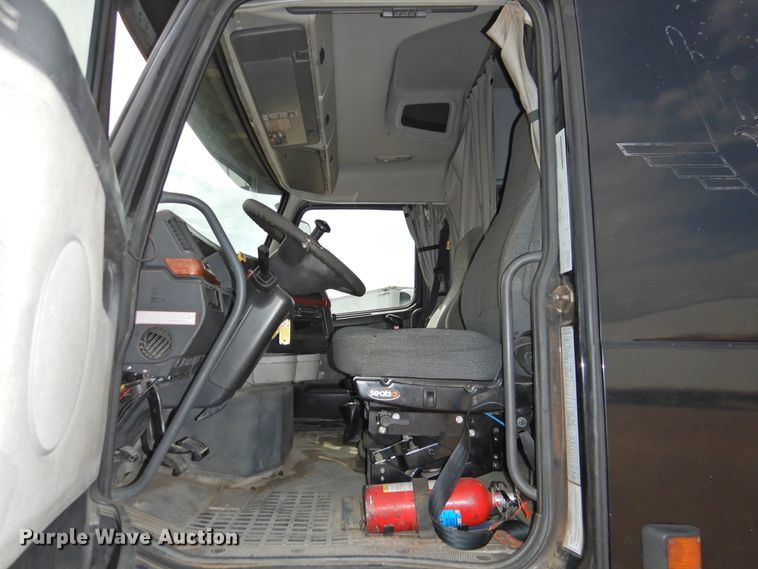 image for item DI0171 2005 Volvo VN  semi truck