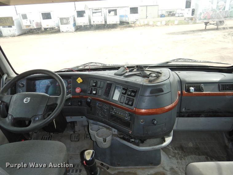 image for item DI0171 2005 Volvo VN  semi truck