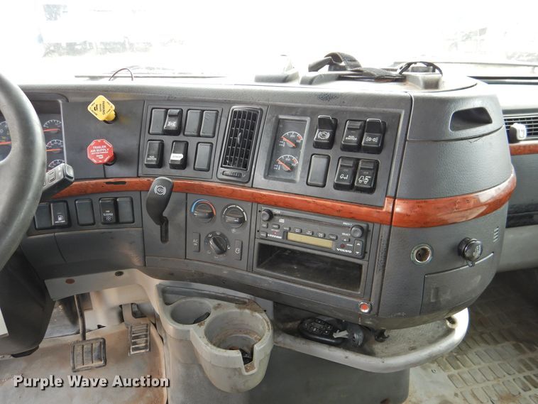 image for item DI0171 2005 Volvo VN  semi truck