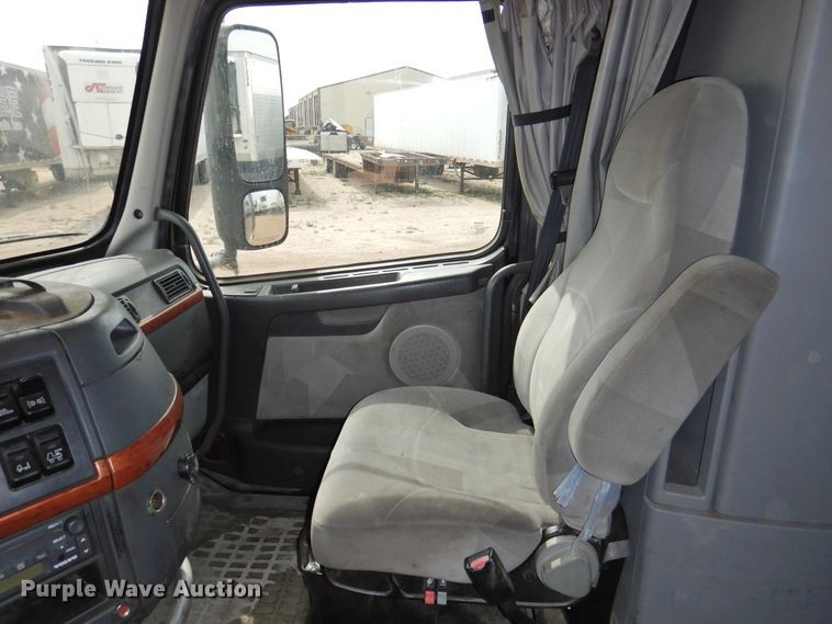 image for item DI0171 2005 Volvo VN  semi truck