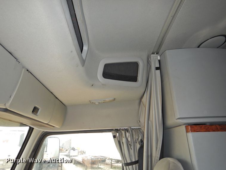 image for item DI0171 2005 Volvo VN  semi truck