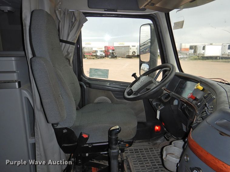 image for item DI0171 2005 Volvo VN  semi truck