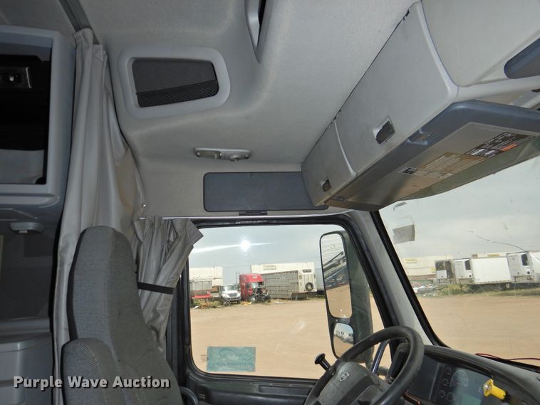 image for item DI0171 2005 Volvo VN  semi truck