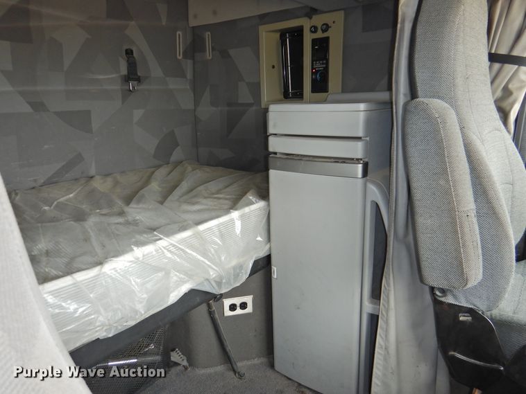 image for item DI0171 2005 Volvo VN  semi truck