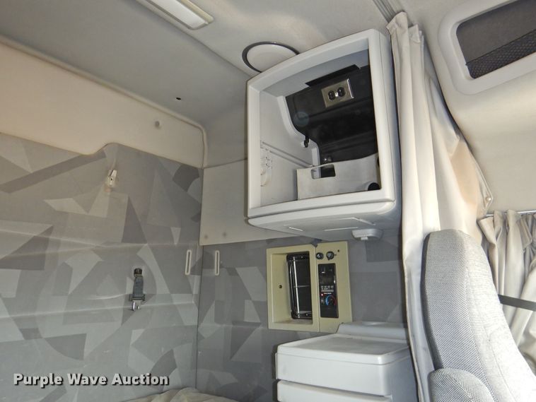 image for item DI0171 2005 Volvo VN  semi truck