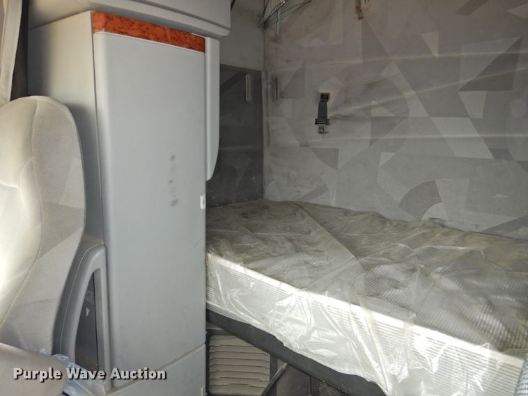 image for item DI0171 2005 Volvo VN  semi truck