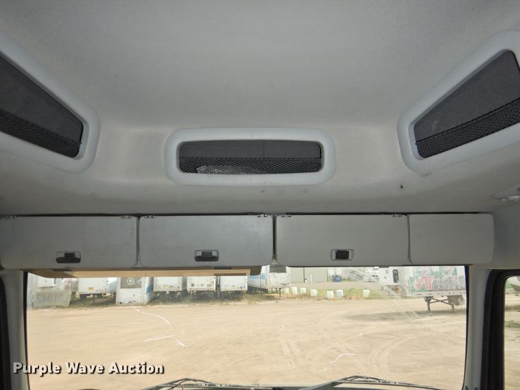 image for item DI0171 2005 Volvo VN  semi truck