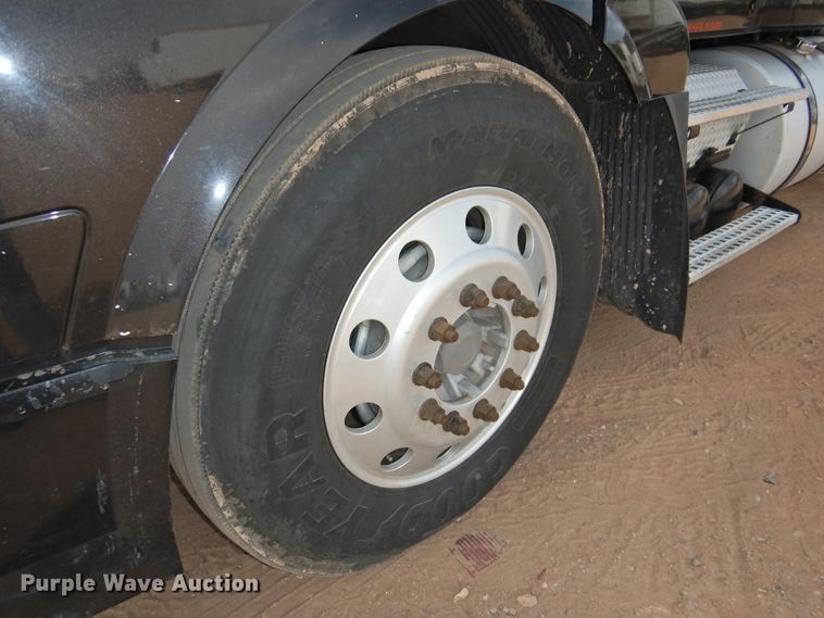 image for item DI0171 2005 Volvo VN  semi truck