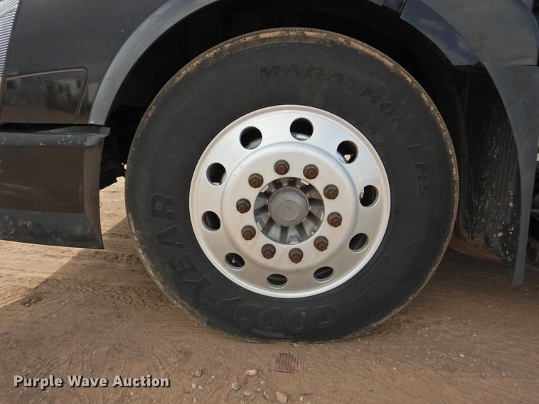 image for item DI0171 2005 Volvo VN  semi truck