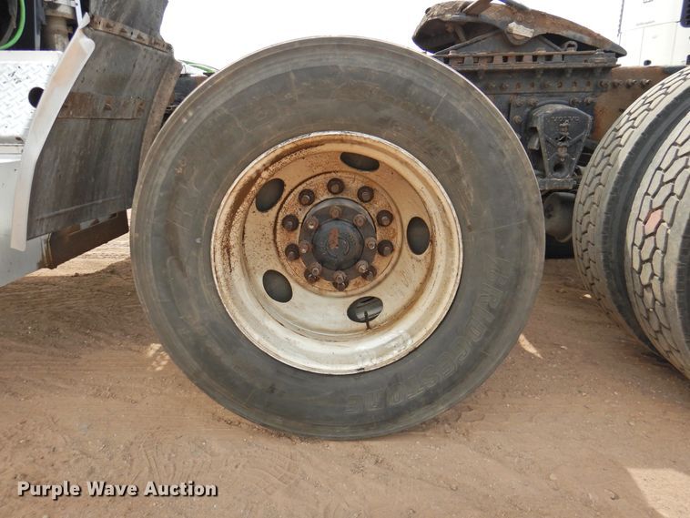 image for item DI0171 2005 Volvo VN  semi truck