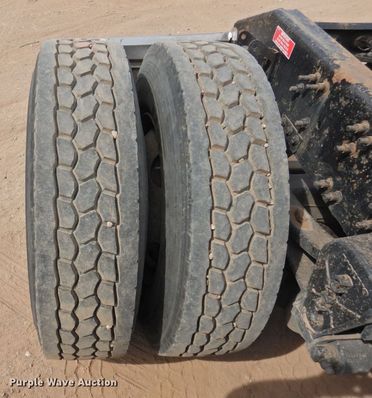 image for item DI0171 2005 Volvo VN  semi truck