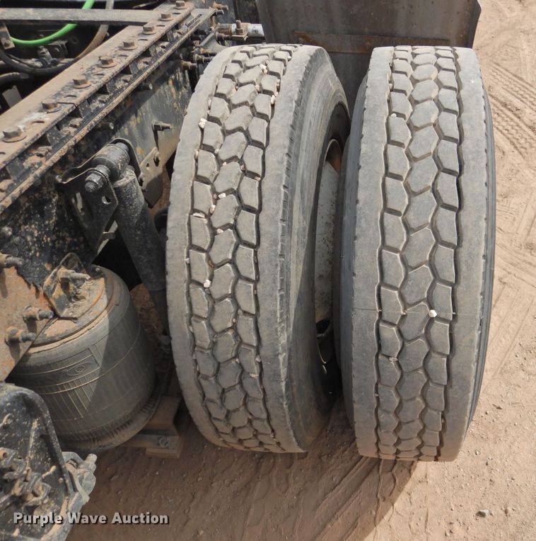 image for item DI0171 2005 Volvo VN  semi truck