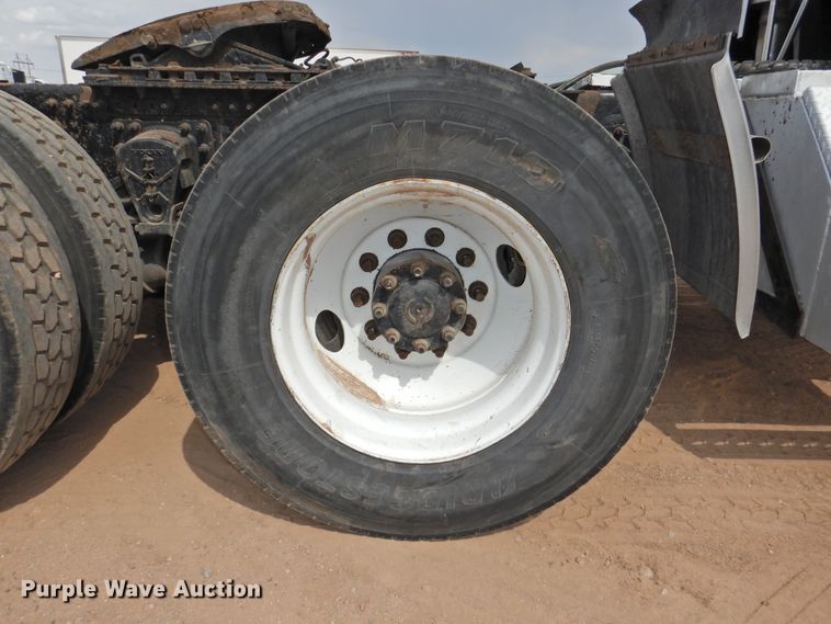 image for item DI0171 2005 Volvo VN  semi truck