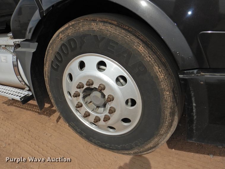 image for item DI0171 2005 Volvo VN  semi truck